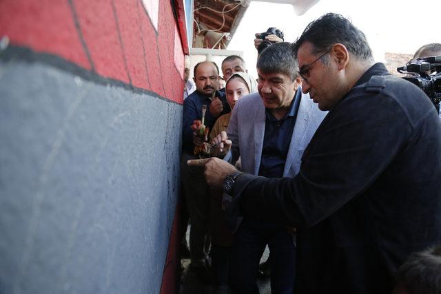 Ressam G&uuml;neştekin ve Demir, Antalya da k&ouml;y okulunu boyadı 2