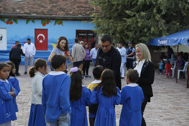 Ressam G&uuml;neştekin ve Demir, Antalya da k&ouml;y okulunu boyadı 3
