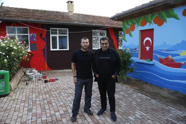 Ressam G&uuml;neştekin ve Demir, Antalya da k&ouml;y okulunu boyadı 4