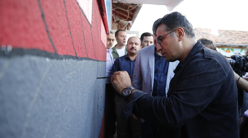 Ressam G&uuml;neştekin ve Demir, Antalya'da k&ouml;y okulunu boyadı