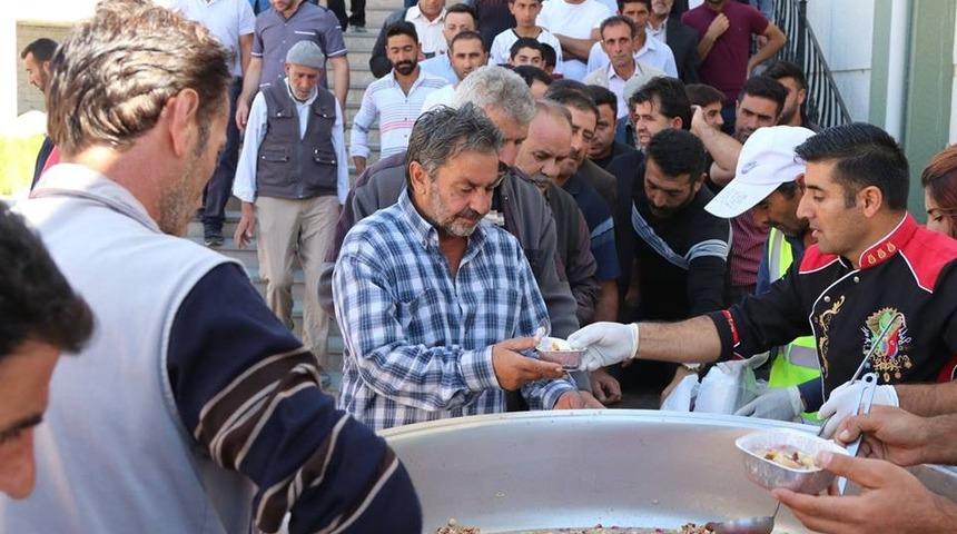 &Ouml;zalp&rsquo;ta Cuma namazı sonrası vatandaşlara aşure ikram edildi