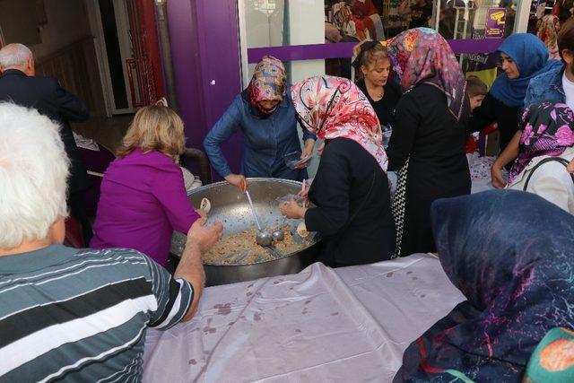 AK Parti Kadın ve Gençlik Kolları aşure dağıttı