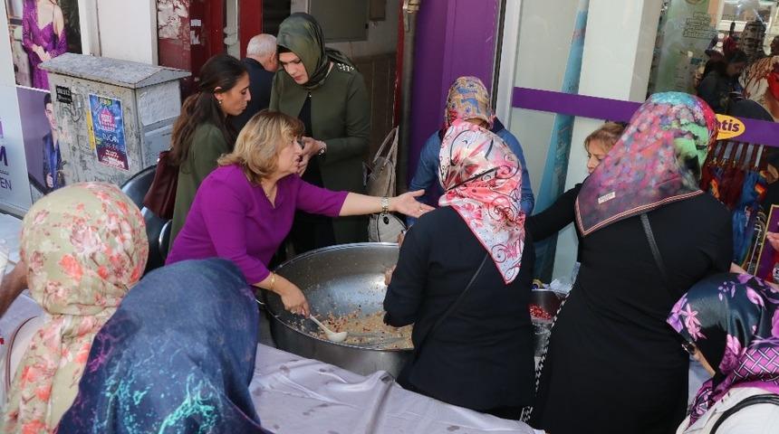 AK Parti Kadın ve Gen&ccedil;lik Kolları aşure dağıttı