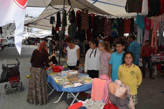 Minik yürekler sokak hayvanları için stant açtı