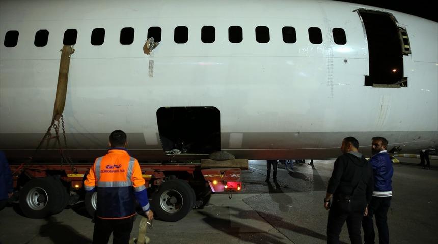 Pistten çıkan uçağın nakil işlemi tamamlandı