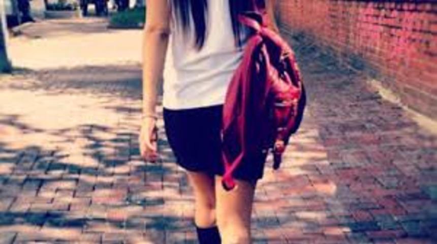 Okulda skandal! Biri öptü biri videoya çekti