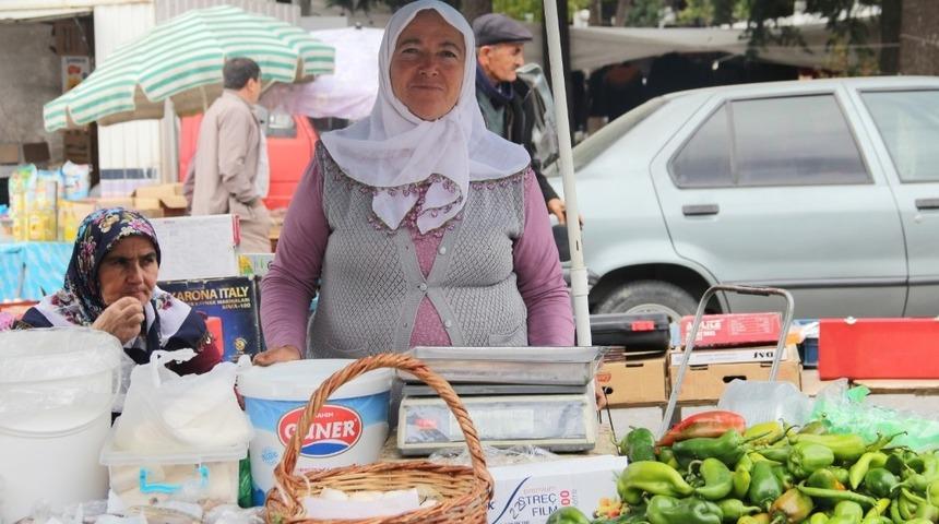 Organik &uuml;r&uuml;nleri satarak ge&ccedil;imini sağlıyor