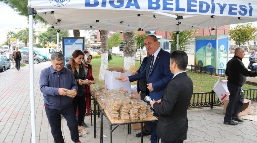 Başkan Işık, aşure dağıttı