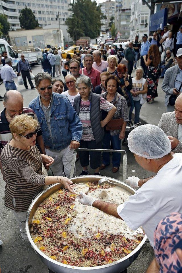 Aşure kazanı pazarda kaynadı