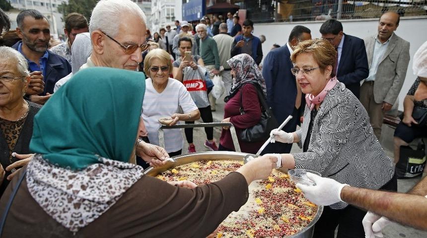 Aşure kazanı pazarda kaynadı