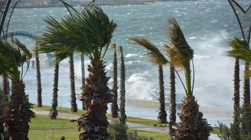 Aliağa&rsquo;da kasırga alarmı