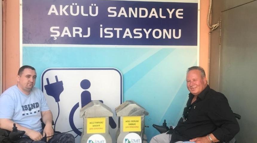 İzmit Belediyesi&rsquo;nden engelli vatandaşlar i&ccedil;in şarj istasyonu