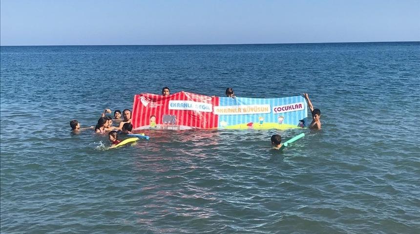 Dezavantajlı &ccedil;ocuklar farkındalık i&ccedil;in denizde pankart a&ccedil;tı