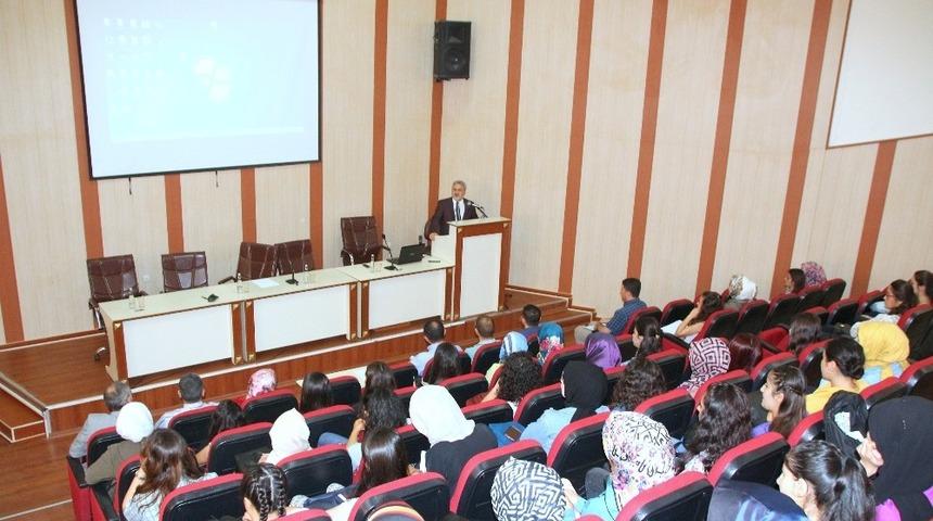 Yeni &ouml;ğrencilere oryantasyon eğitimi verildi