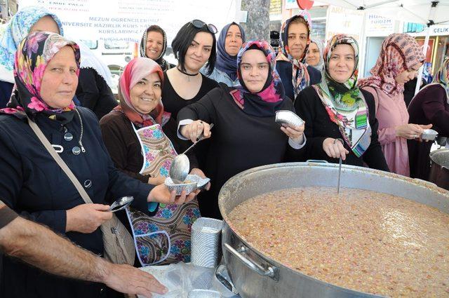 AK Parti Simav İlçe Kadın Kolları Başkanlığı 5 bin kişiye aşure etti