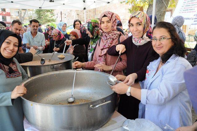 AK Parti Simav İlçe Kadın Kolları Başkanlığı 5 bin kişiye aşure etti