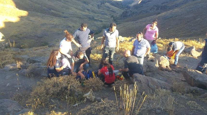 Ayağı kırılan kadın, 3 saatlik &ccedil;alışmayla kurtarıldı