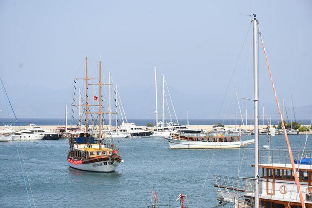 Fırtınanın beklendiği Kuşadası'nda turistler plaja koştu