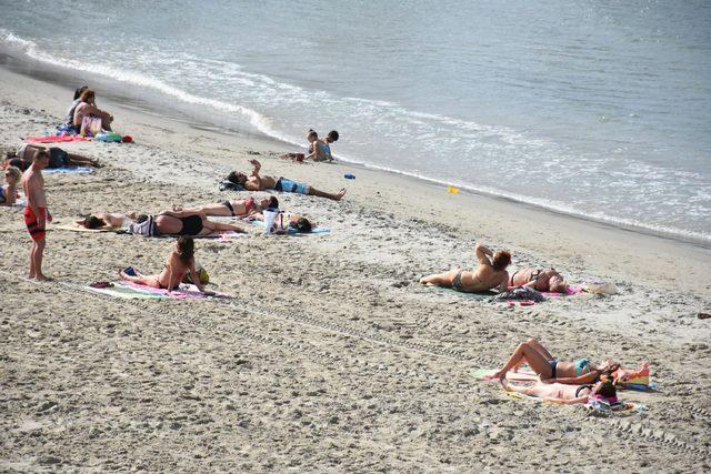 Fırtınanın beklendiği Kuşadası'nda turistler plaja koştu