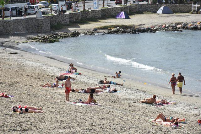 Fırtınanın beklendiği Kuşadası'nda turistler plaja koştu