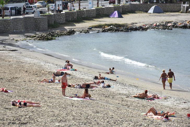 Fırtınanın beklendiği Kuşadası'nda turistler plaja koştu G4