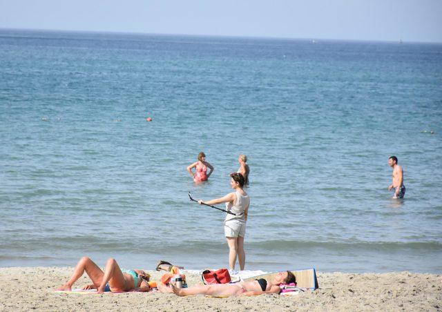 Fırtınanın beklendiği Kuşadası'nda turistler plaja koştu