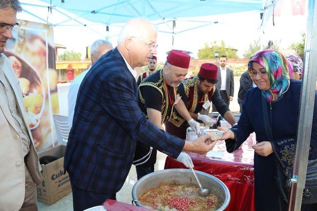 Torbalı Belediyesi aşure dağıtımına devam ediyor