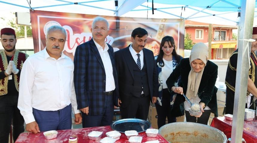 Torbalı Belediyesi aşure dağıtımına devam ediyor