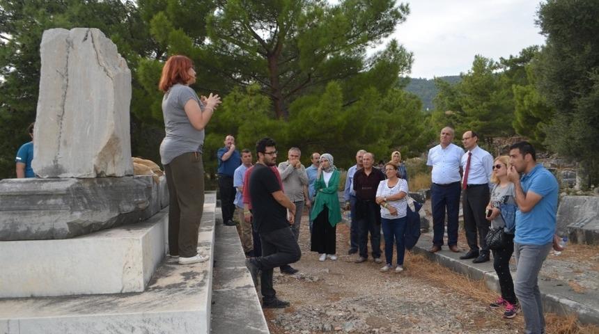 T&uuml;rkiye&rsquo;nin m&uuml;lki amirleri Priene&rsquo;ye hayran kaldı