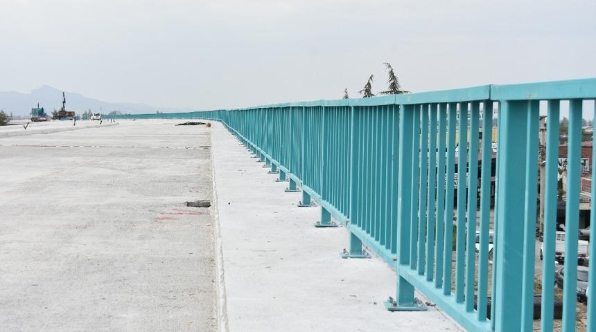 K&ouml;pr&uuml;l&uuml; kavşağın korkuluk montajı başladı