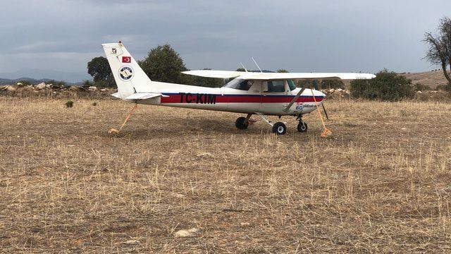 Arızalanan uçak, tarlaya zorunlu iniş yaptı (2)