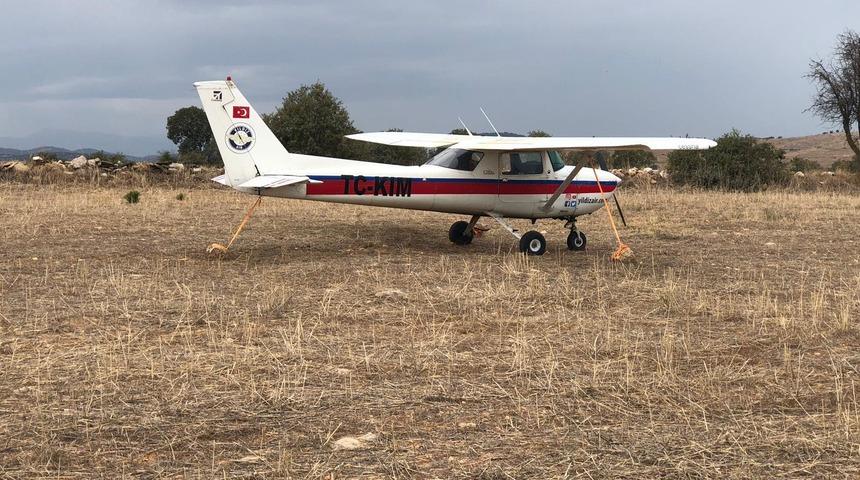 Arızalanan u&ccedil;ak, tarlaya zorunlu iniş yaptı (2)
