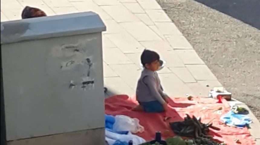 Ezanın sesini duydu, namaz kılmaya başladı