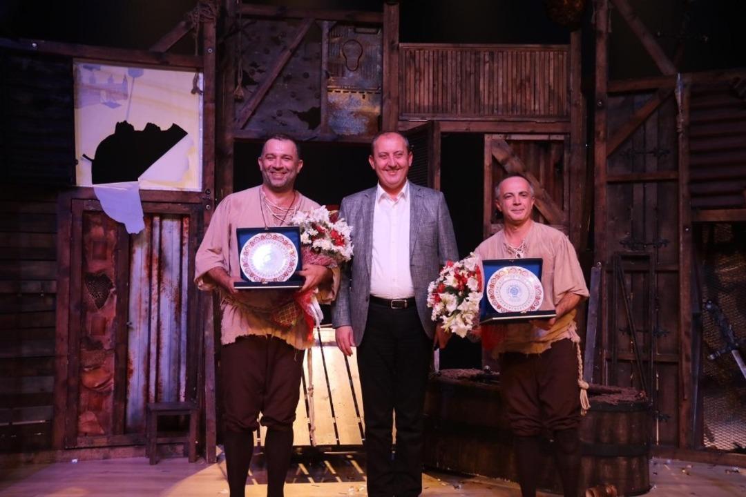 Usta tiyatroculardan m&uuml;kemmel performans