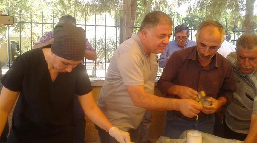 Nurdağı Belediye Başkanı Yıldırır, aşure dağıttı