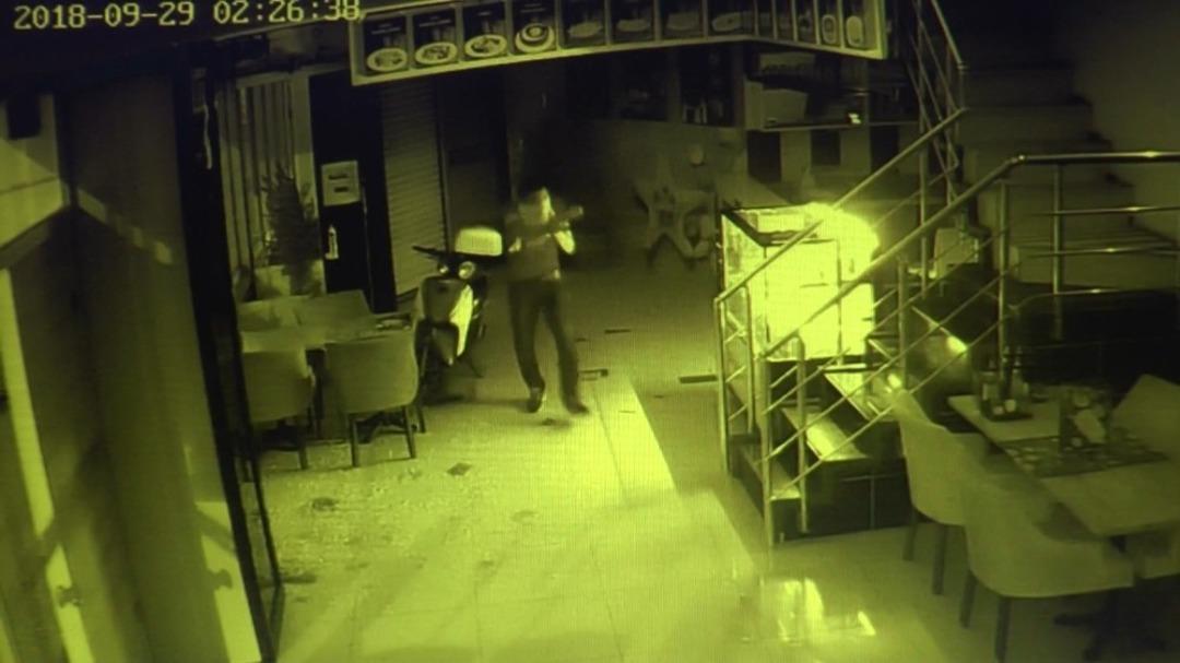 Pişkin hırsızdan g&uuml;venlik kameralarına hareket