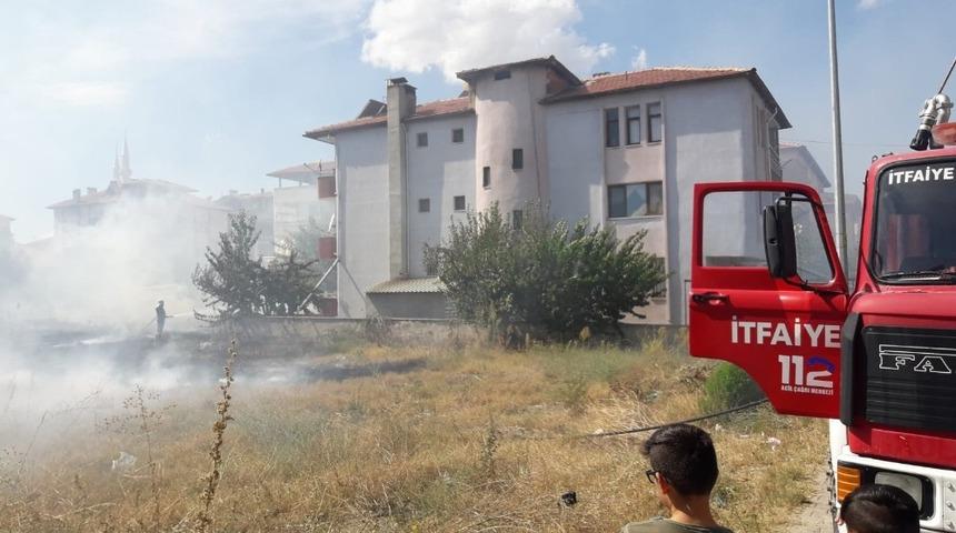 Şehir merkezindeki ot yangını korkuttu