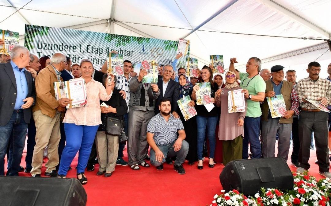 B&uuml;y&uuml;kşehir kentsel d&ouml;n&uuml;ş&uuml;mde ilk konutları teslim etti