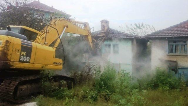 İzmit köylerindeki metruk yapılar yıkılıyor