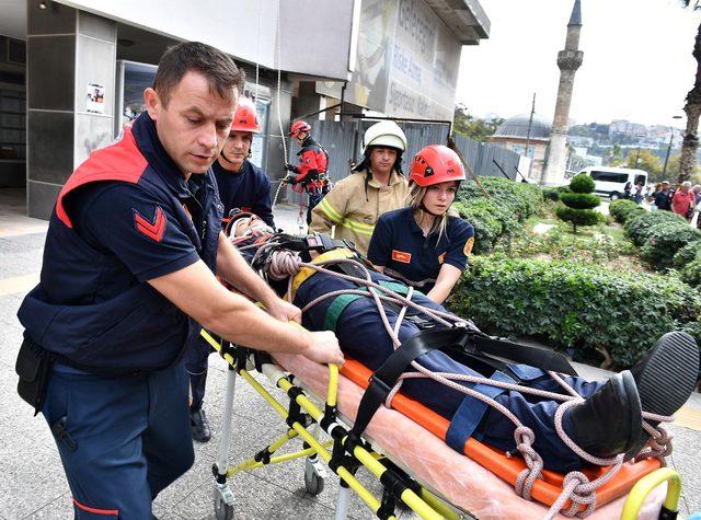 5'inci kattaki yangın ve kurtarma tatbikatı nefes kesti