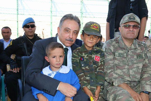 Hakkari Valisi Toprak, sınır köylerini gezip, sorunları dinledi