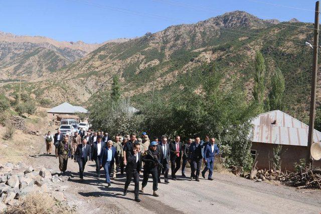 Hakkari Valisi Toprak, sınır köylerini gezip, sorunları dinledi