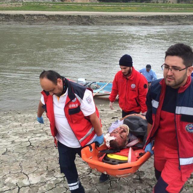 Kayalıklardan düşen çoban kurtarıldı