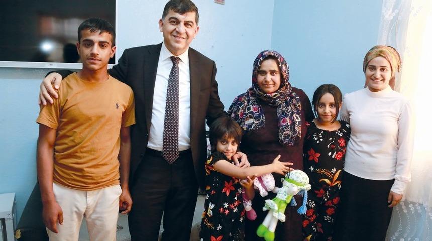 Önce yetimleri sonra yaşlıları ziyaret etti