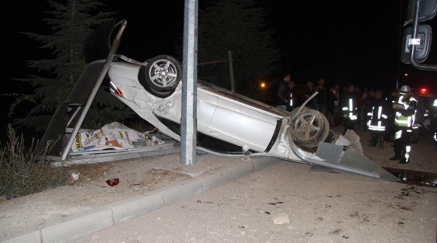 Isparta'da lüks araç taklalar atarak otobüs durağına daldı!