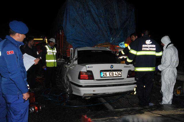 Otomobil, pancar yüklü kamyonun altına girdi: 3 ölü