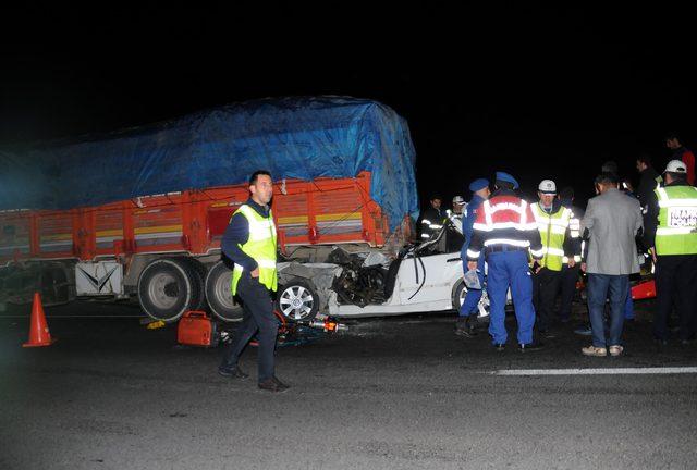 Otomobil, pancar yüklü kamyonun altına girdi: 3 ölü