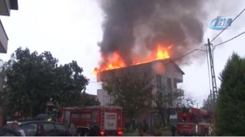 Beykoz'da Elmalı deresi taştı, binaya yıldırım düştü 