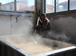 Ünlü Demirci halılarının ipini renklendiriyorlar