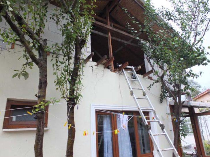 Eşi ve çocuğunu tavanı delerek kurtardı  G1